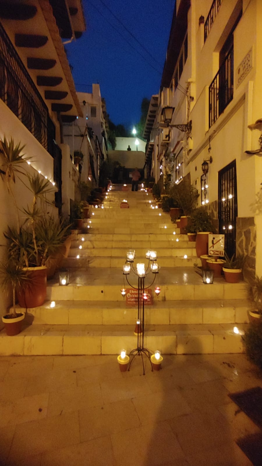 Los vecinos de Santa Cruz iluminan las calles del barrio con velas para mejorar la imagen que se llevan los turistas Los vecinos de Santa Cruz iluminan las calles del barrio con velas para mejorar la imagen que se llevan los turistas