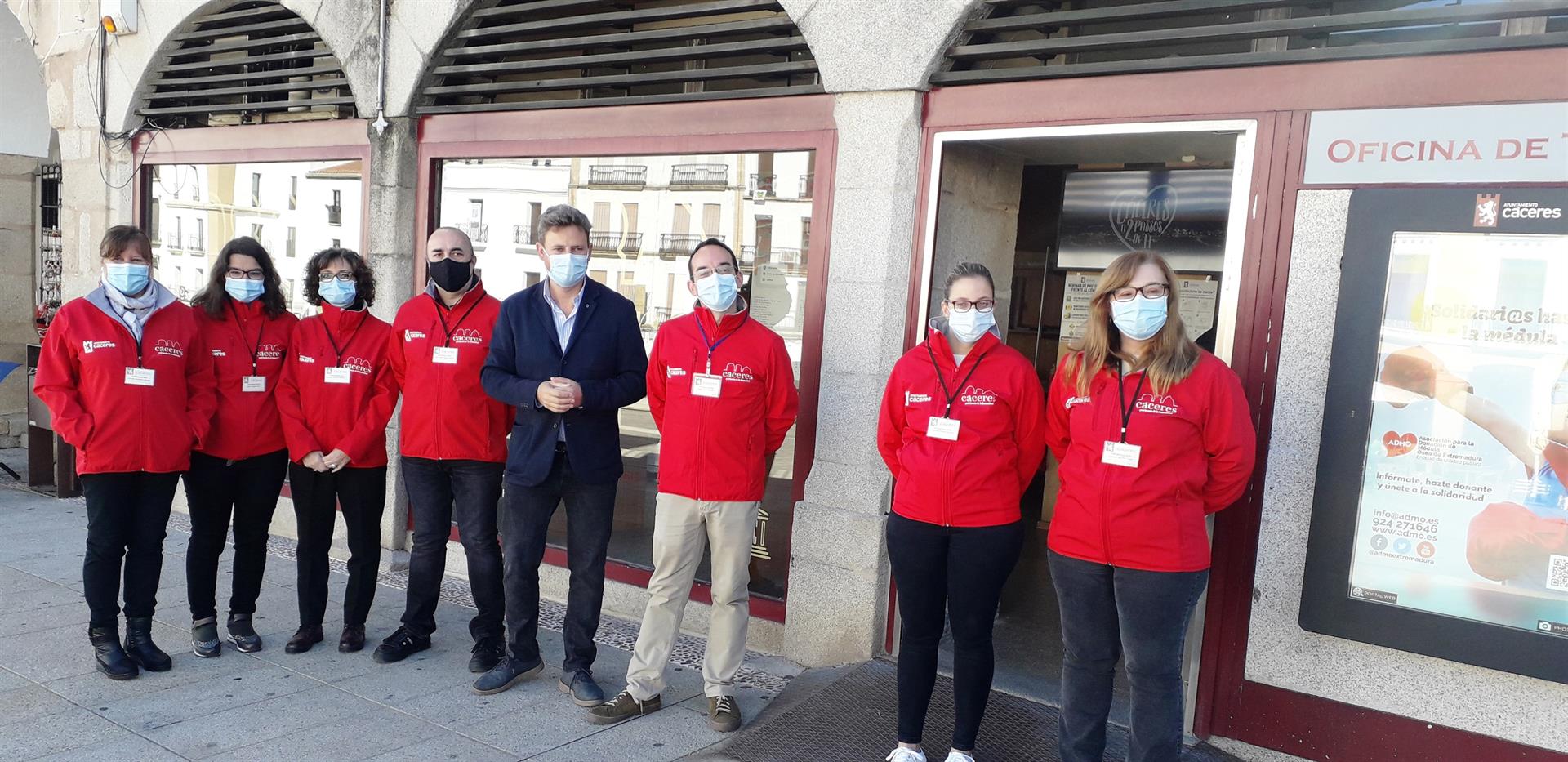 Los trabajadores de los centros turísticos de Cáceres llevarán un uniforme por primera vez en su historia Los trabajadores de los centros turísticos de Cáceres llevarán un uniforme por primera vez en su historia