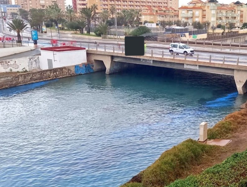 La pintura azul del carril bici de la Manga acaba en el Mar Menor La pintura azul del carril bici de la Manga acaba en el Mar Menor