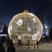 La bola gigante de la Plaza del Pilar será protagonista de los selfies navideños de los zaragozanos