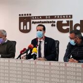 Rubén Alfaro, alcalde de Elda, en el centro, durante una rueda de prensa.