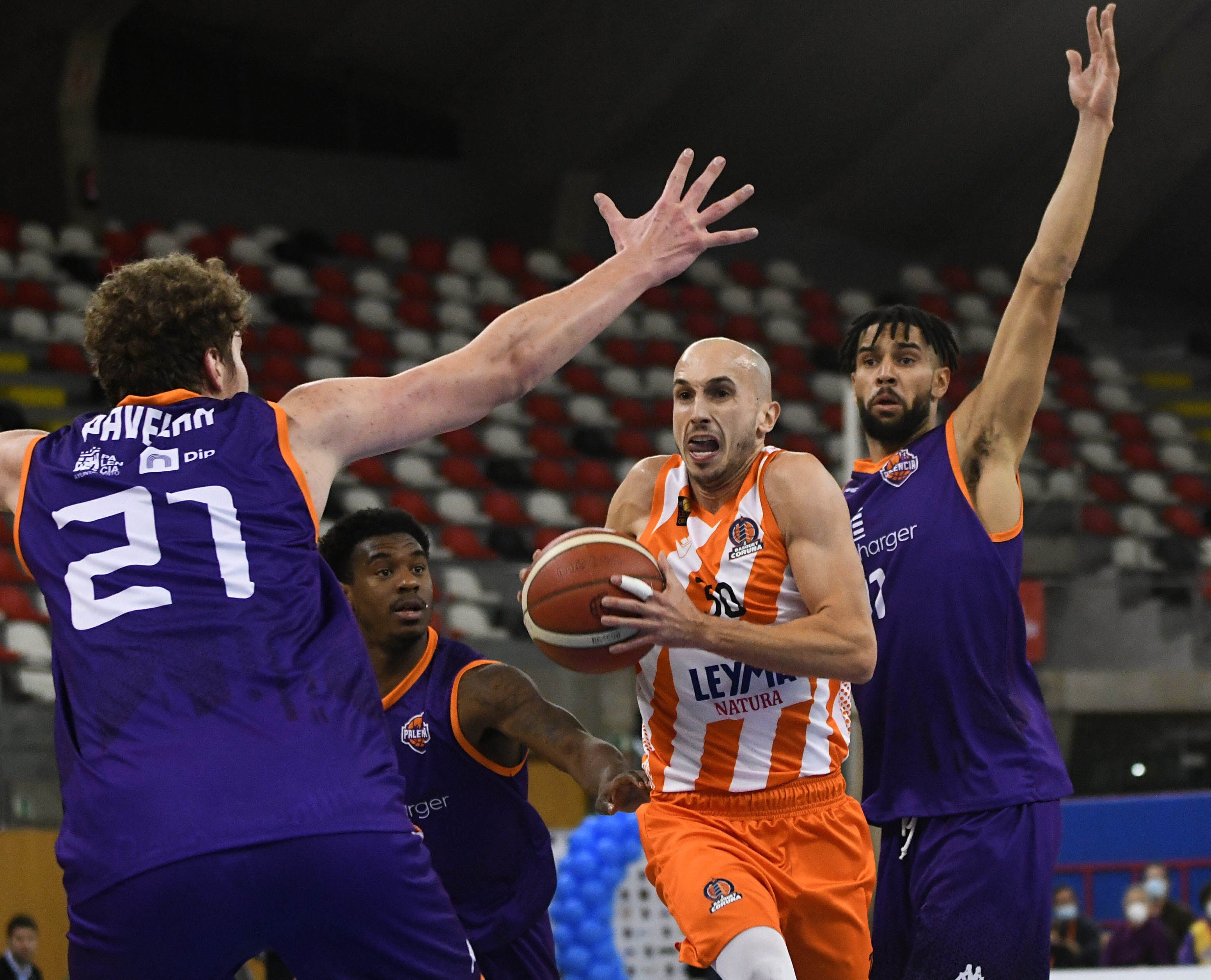 105-93: Álex Hernández, Nicky Ward y Hamilton lideran la victoria espectacular del Leyma Coruña ante el Palencia 105-93: Álex Hernández, Nicky Ward y Hamilton lideran la victoria espectacular del Leyma Coruña ante el Palencia