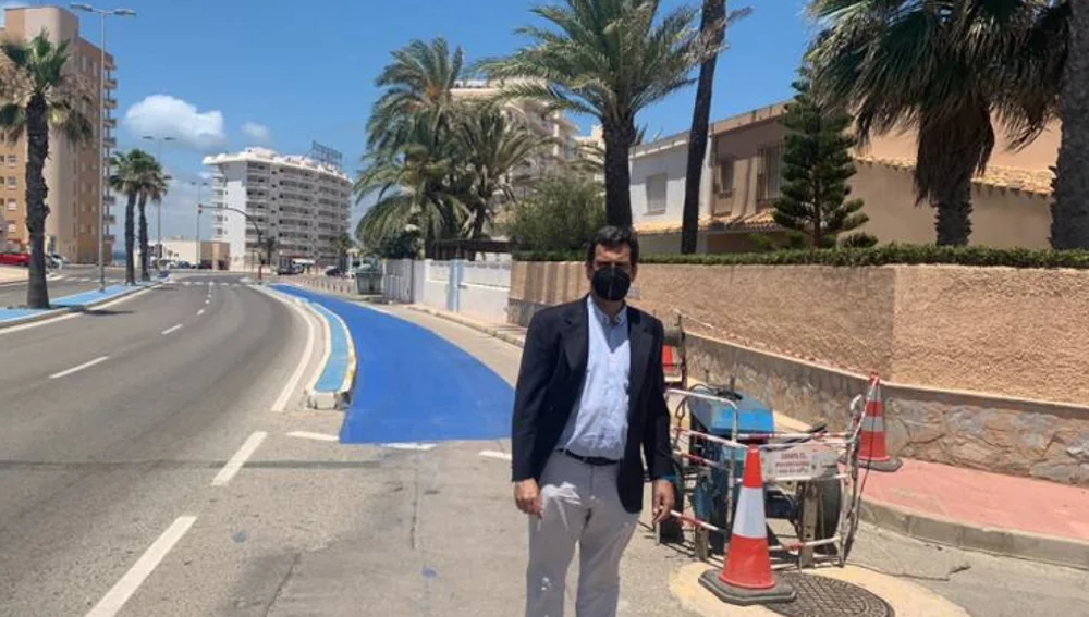 El consejero de Fomento, José Ramón Díez de Revenga, en el carril bici de La Manga El consejero de Fomento, José Ramón Díez de Revenga, en el carril bici de La Manga