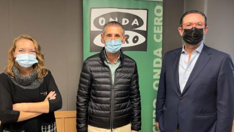 Bernado Llull, director de la empresa local &lsquo;Construcciones Llull Sastre&rsquo;, junto a Elka Dimitrova y Alex S&aacute;enz de San Pedro