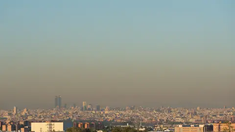 Foto de archivo. Vista de la ciudad de Madrid y su "boina" de contaminación. Foto de archivo. Vista de la ciudad de Madrid y su "boina" de contaminación