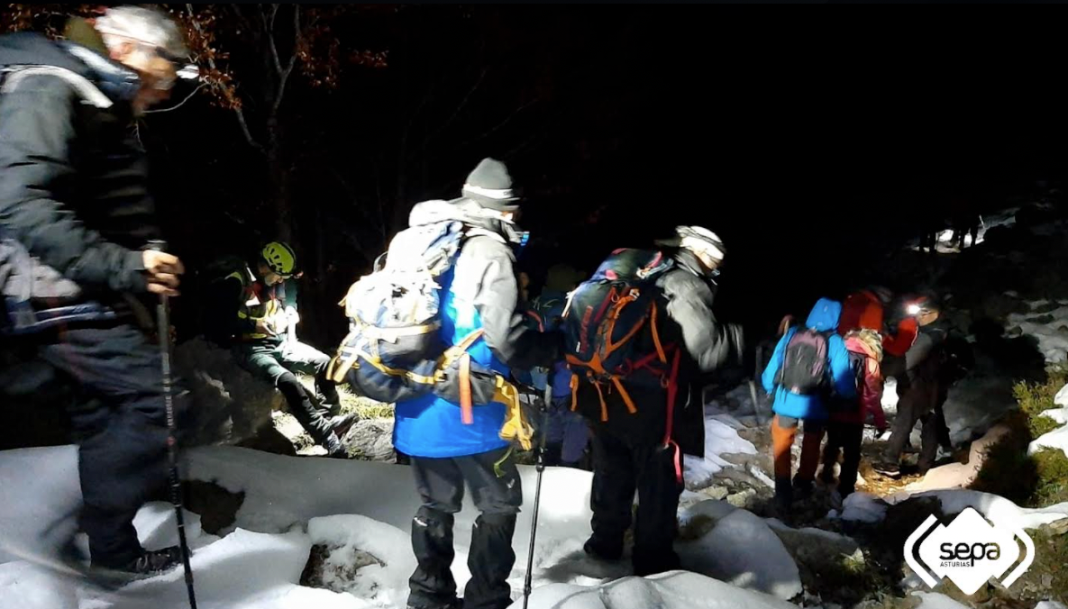 El grupo de rescate localiza y rescata a 11 personas atrapadas por la nieve en Cabrales El grupo de rescate localiza y rescata a 11 personas atrapadas por la nieve en Cabrales