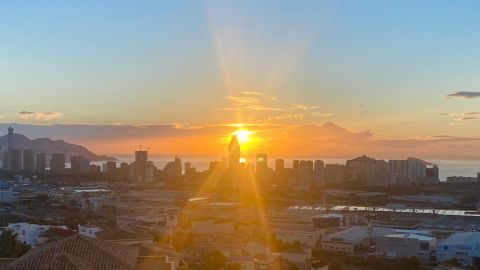 amanecer benidorm cielos despejados