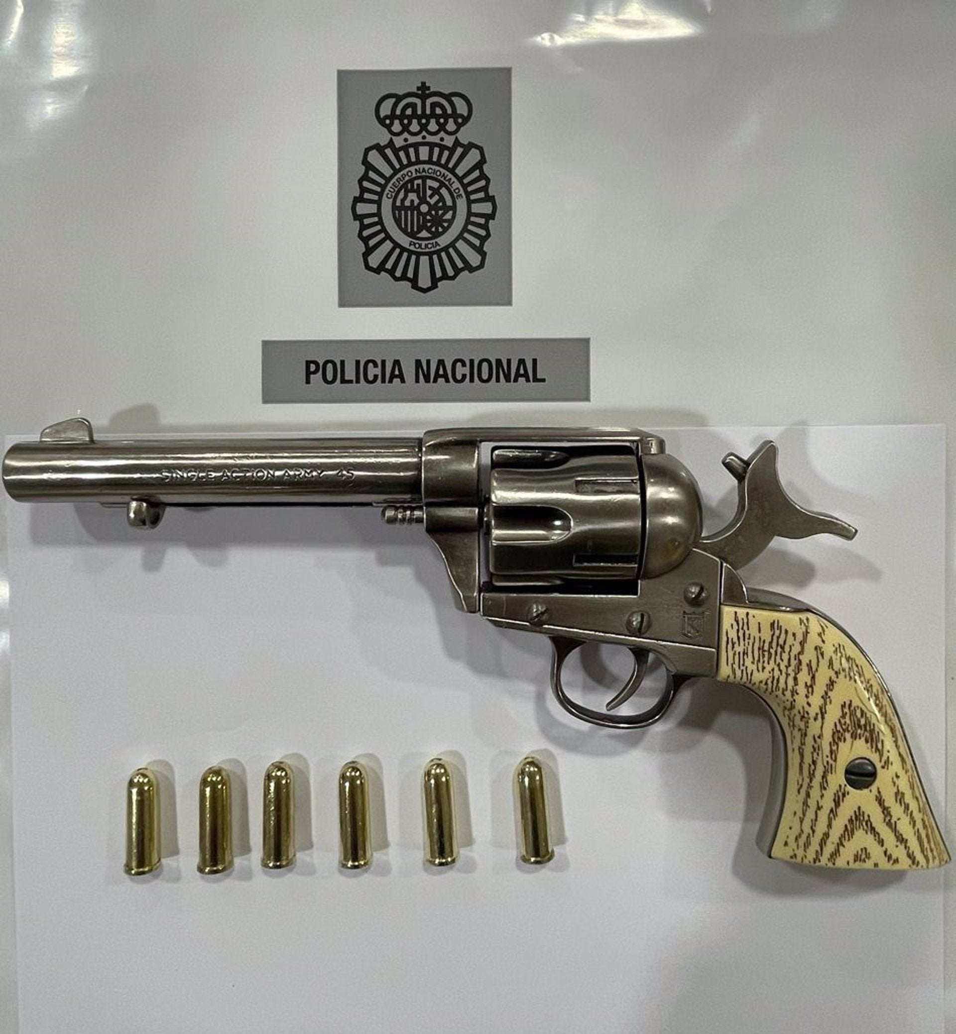 Detenida una mujer de 34 años en Almería tras esgrimir una pistola de fogueo en un área recreativa Detenida una mujer de 34 años en Almería tras esgrimir una pistola de fogueo en un área recreativa