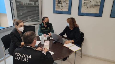 Responsables del &aacute;rea de Mujer e Igualdad con los ponentes de la charla
