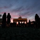 Visitantes en la plaza Pariser Platz, frente a la Puerta de Brandenburgo en el centro de Berlín, Alemania