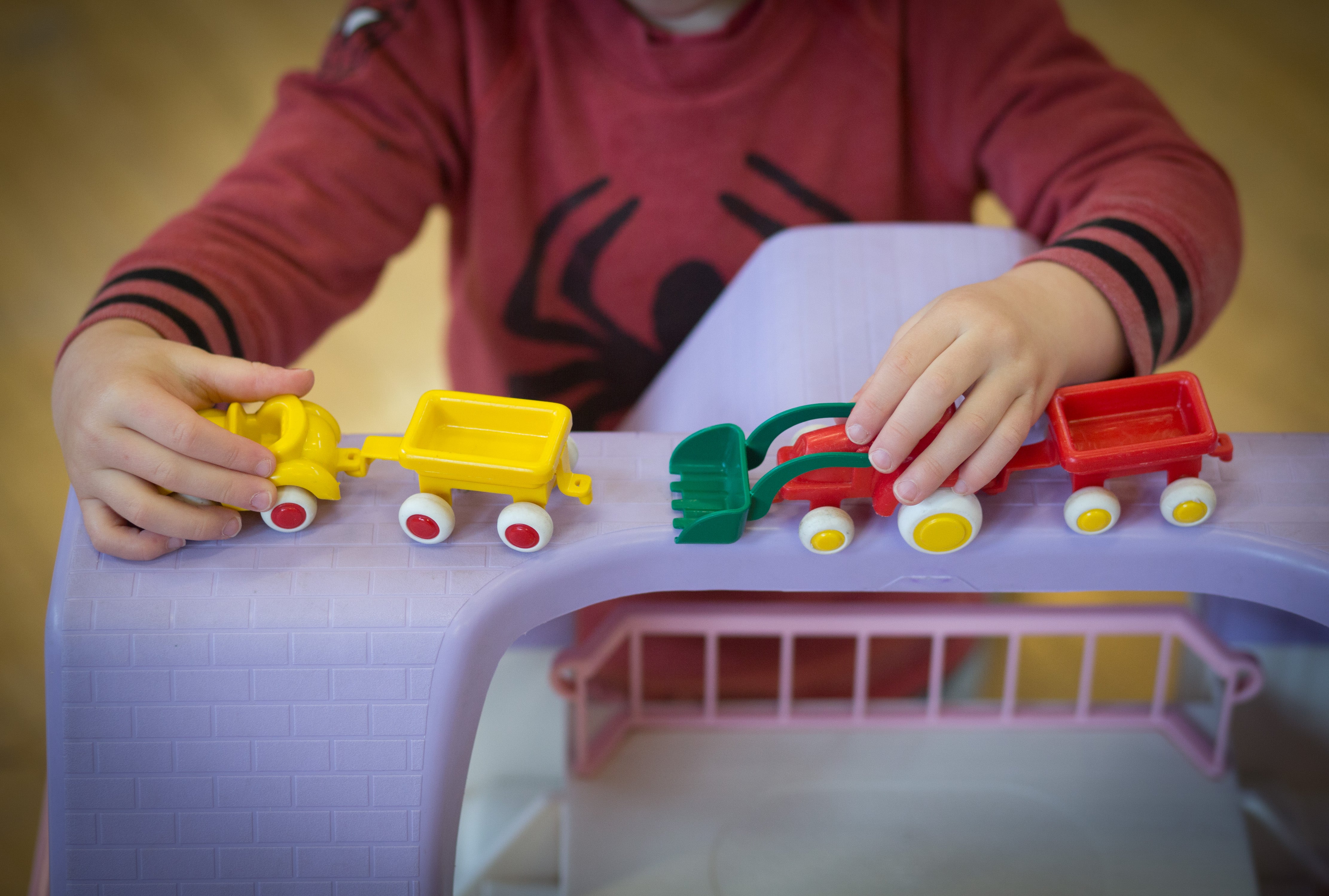 Un niño jugando en una guardería Un niño jugando en una guardería