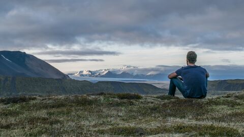 Un hombre solo en el campo admirando el paisaje