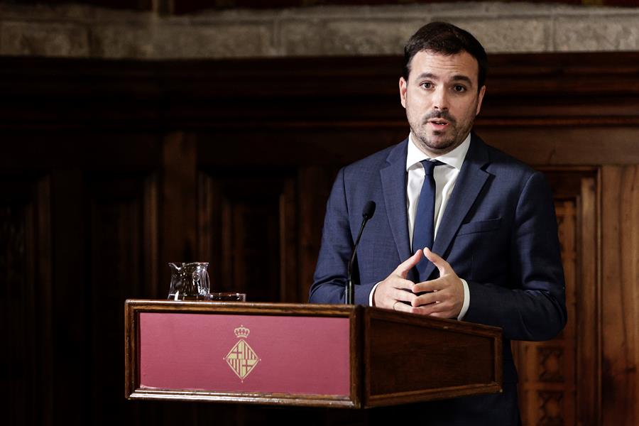 Alberto Garzón y Boticaria García presentan un recetario para cambiar hábitos de consumo: "No decimos a la gente lo que tiene que comer o no comer" Alberto Garzón y Boticaria García presentan un recetario para cambiar hábitos de consumo: "No decimos a la gente lo que tiene que comer o no comer"