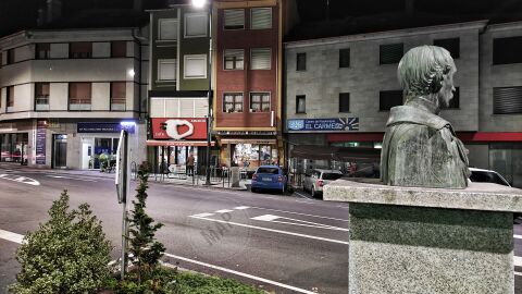 Plaza de Asturias con estatua de Ur&iacute;a en primer plano...