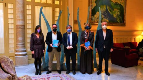 Representantes del CES, en el Parlament, junto al presidente de la C&aacute;mara auton&oacute;mica, Vicen&ccedil; Thomas.