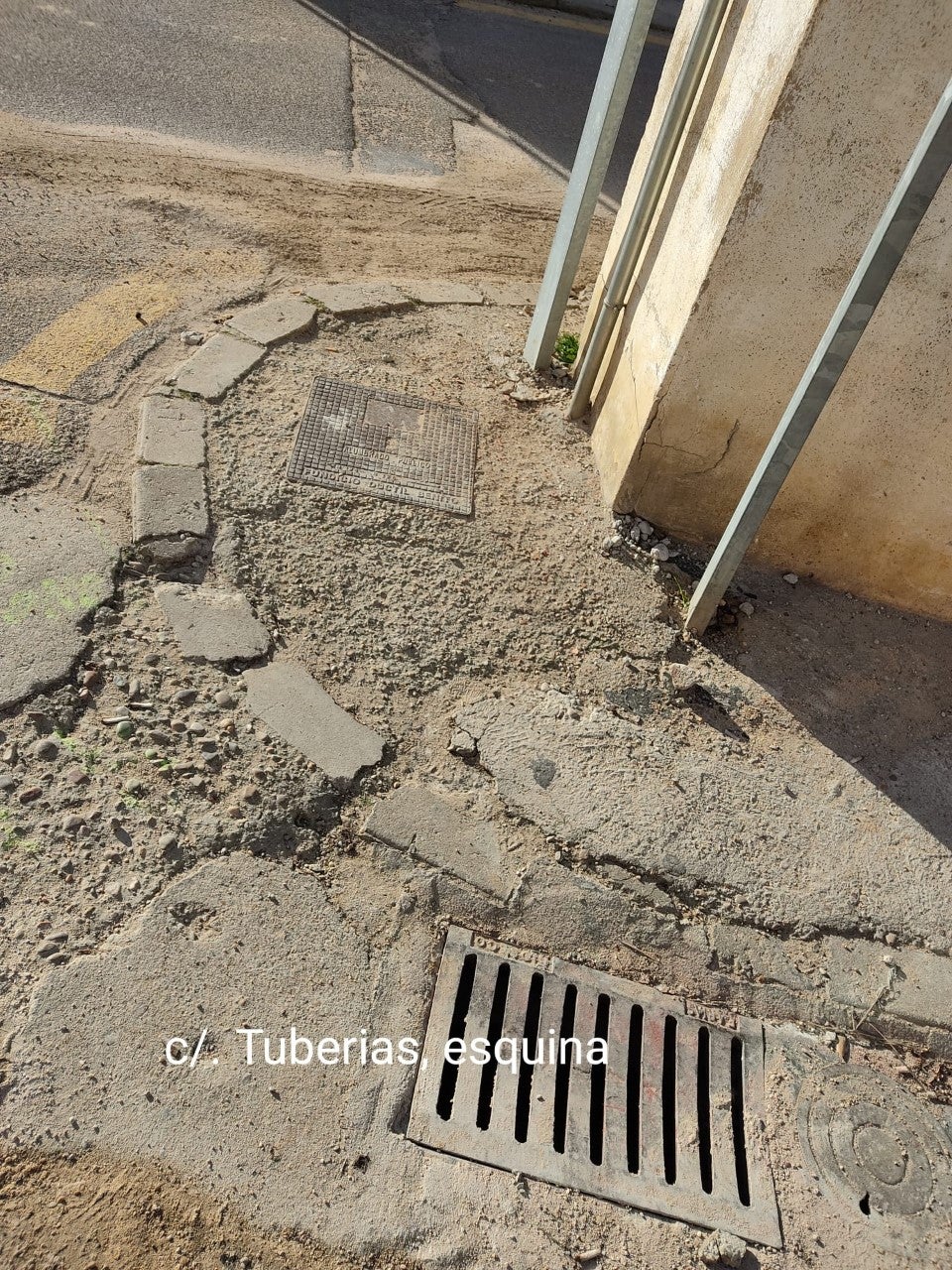 El PSOE comparte el malestar vecinal sobre el lamentable estado de las aceras del Barrio de “El Cristo" El PSOE comparte el malestar vecinal sobre el lamentable estado de las aceras del Barrio de “El Cristo"