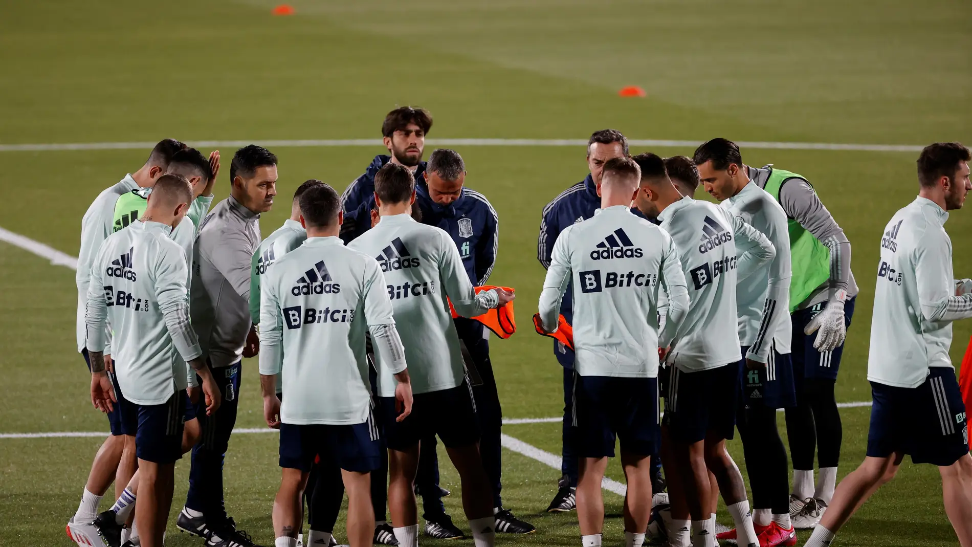 Luis Enrique da instrucciones a los jugadores de la selección española.