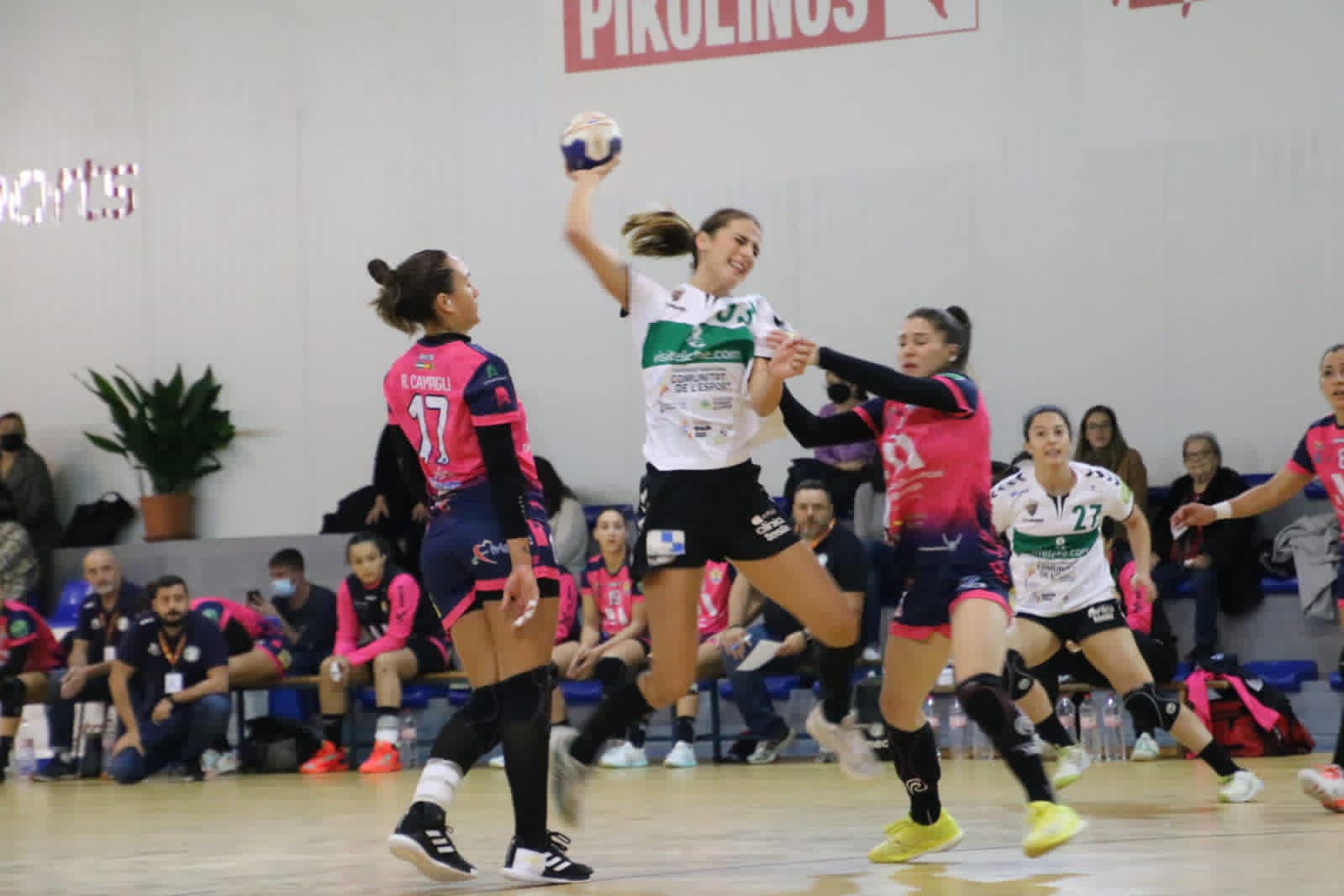 Bea Escribano decide abandonar la plantilla del Club Balonmano Elche Bea Escribano decide abandonar la plantilla del Club Balonmano Elche