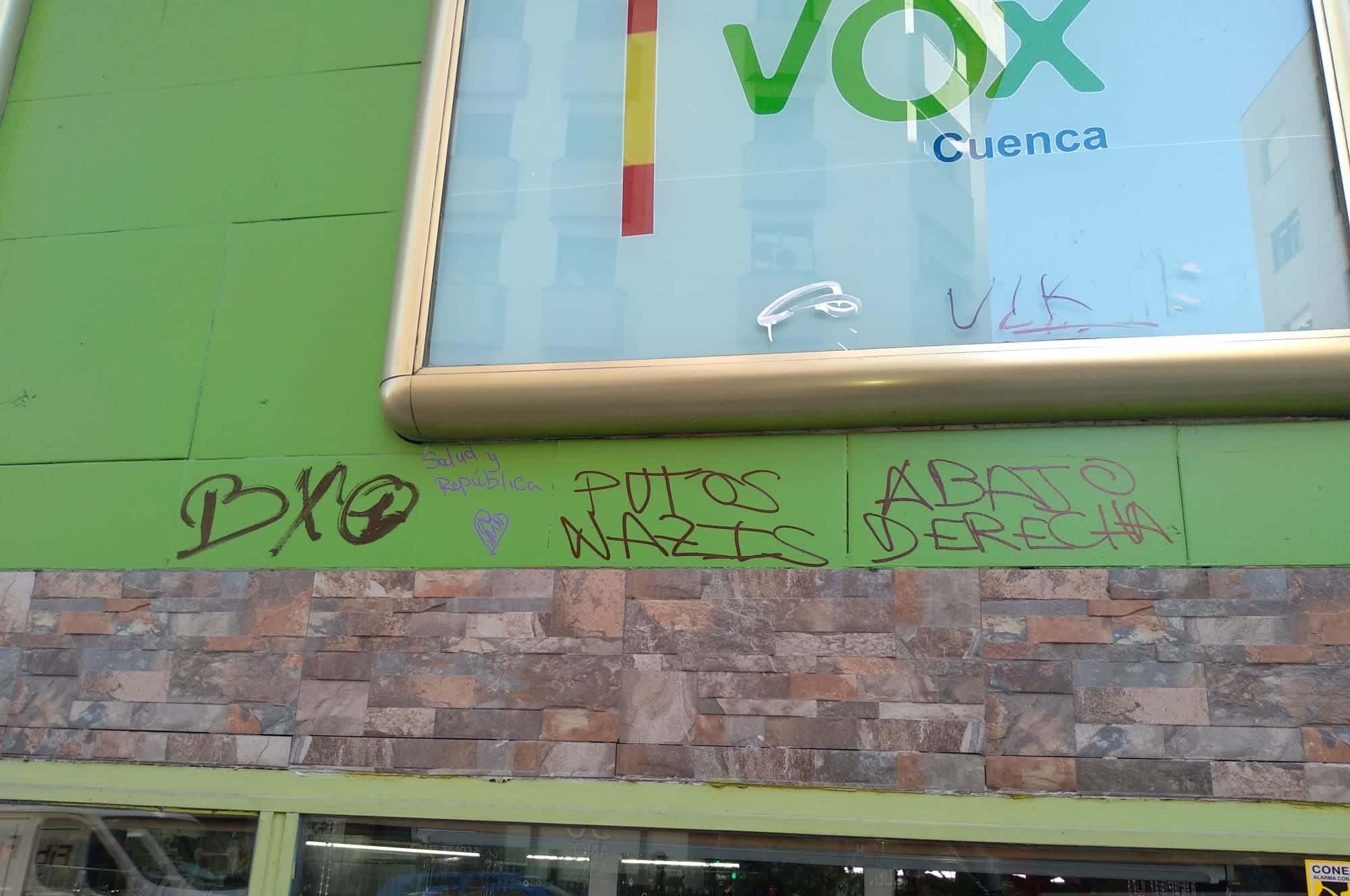 Denuncian pintadas contra VOX en su nueva sede de Cuenca Denuncian pintadas contra VOX en su nueva sede de Cuenca