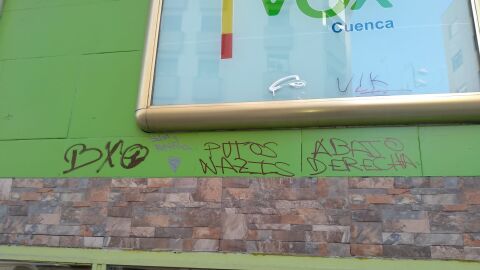 Las pintadas han aparecido junto a uno de los ventanales de la sede en la calle Hurtado de Mendoza