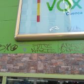 Las pintadas han aparecido junto a uno de los ventanales de la sede en la calle Hurtado de Mendoza