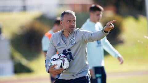 Luis Enrique dirige un entrenamiento de la selecci&oacute;n espa&ntilde;ola