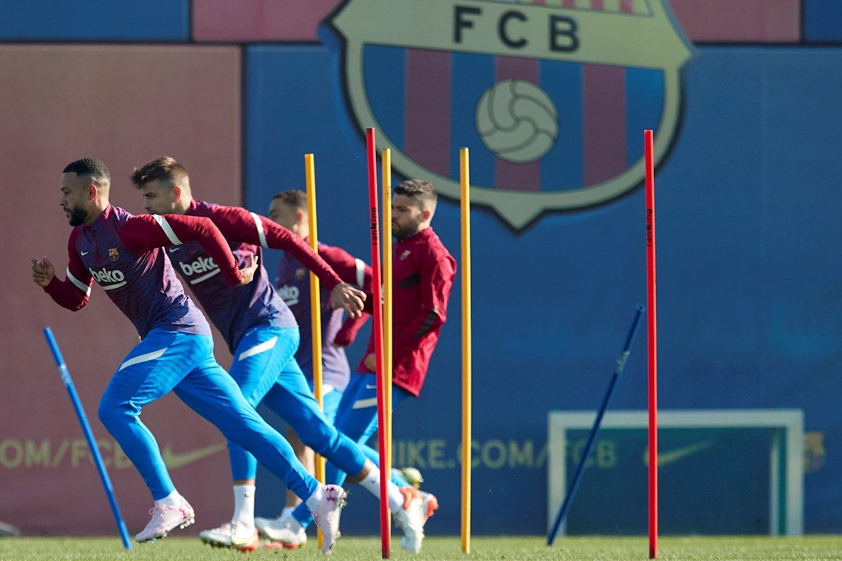Piqué, Sergi Roberto y Pedri apuntan al derbi ante el Espanyol Piqué, Sergi Roberto y Pedri apuntan al derbi ante el Espanyol