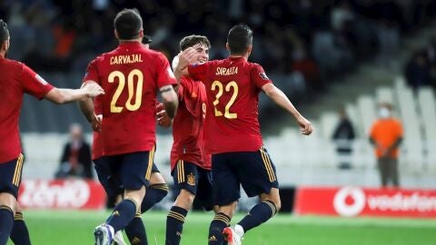 Los jugadores de la selecci&oacute;n espa&ntilde;ola celebran el gol ante Grecia