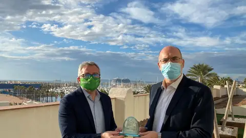 El concejal de medioambiente (izda.), recibe el Iglú Verde de Ecovidrio El concejal de medioambiente (izda.), recibe el Iglú Verde de Ecovidrio