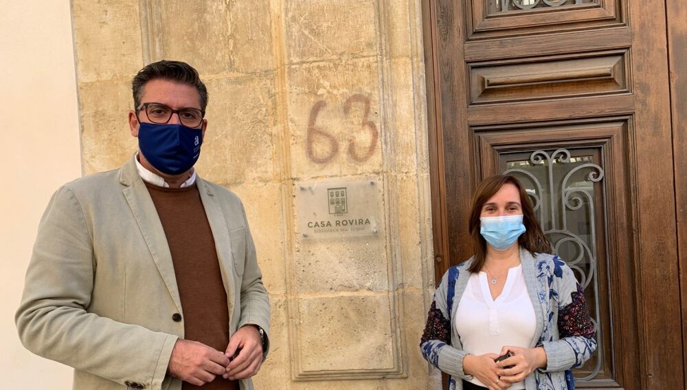 El diputado y la alcaldesa a las puertas de La Casa Rovira