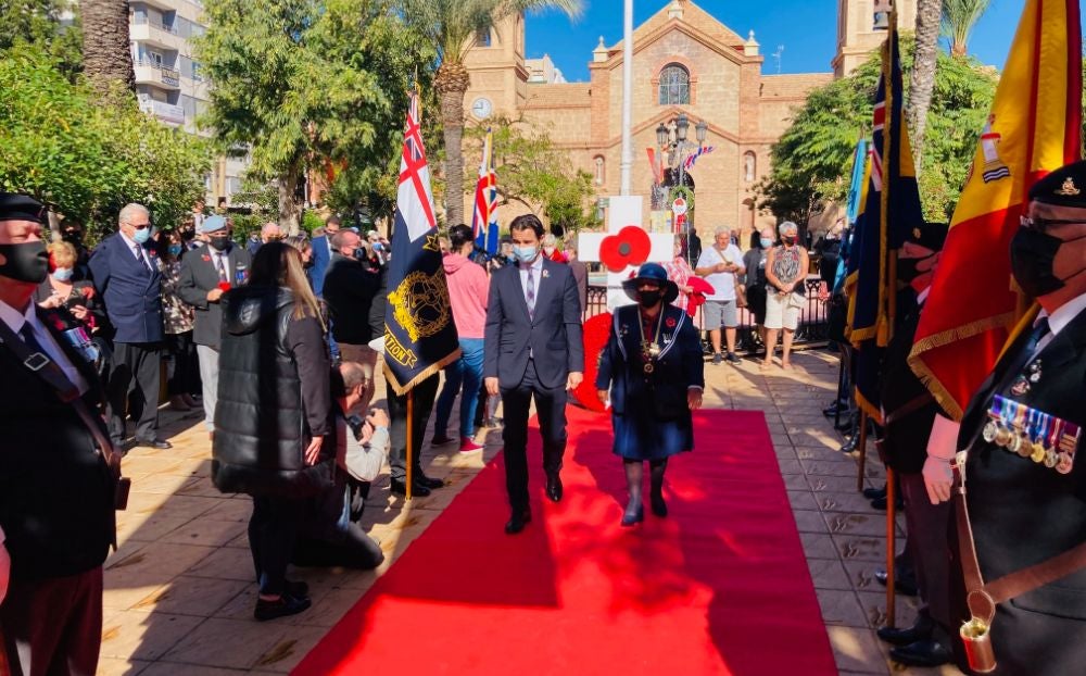 La colonia británica de Torrevieja celebra el Poppy Day con un emotivo acto La colonia británica de Torrevieja celebra el Poppy Day con un emotivo acto