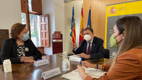 El ministro de Agricultura, Luis Planas, reunido en Val&egrave;ncia.