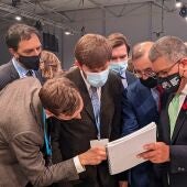 El presidente de la COP26, Alok Sharma, muestra un documento a un grupo de negociadores antes del inicio del último pleno de la cumbre del clima de Glasgow
