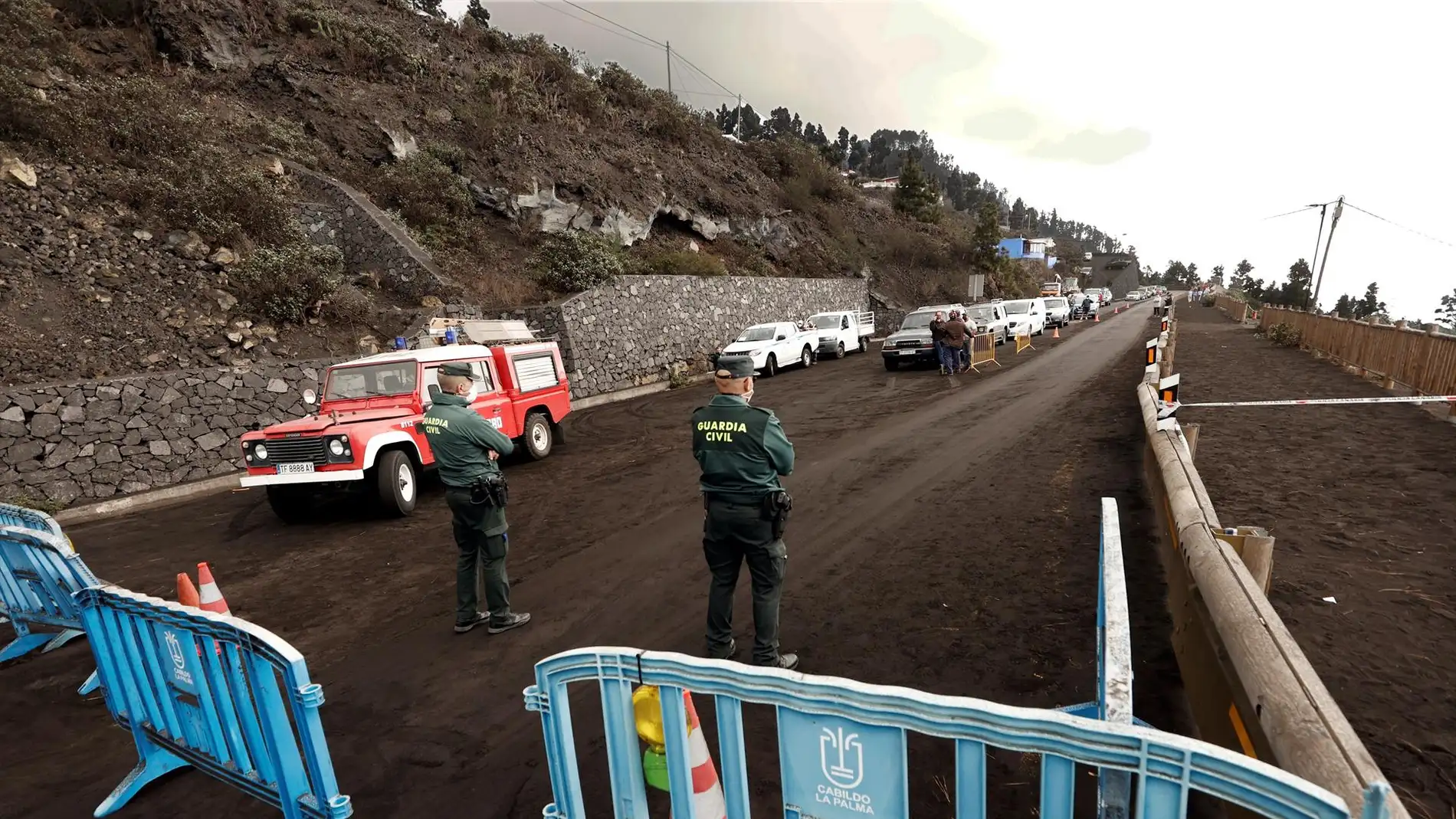 Efectivos de la Guardia Civil y de Medio Ambiente del cabildo, mantienen cortado en la zona del Mirador El Charco en la carretera LP2