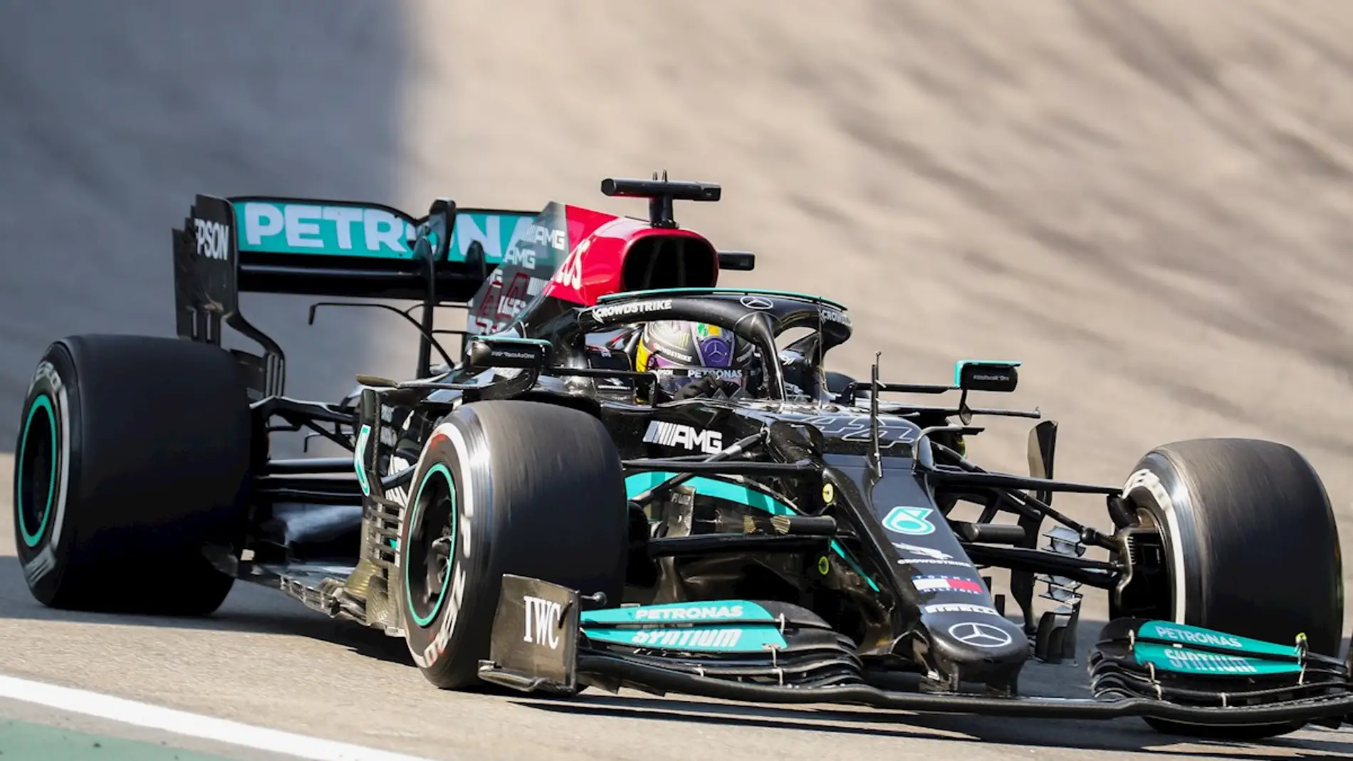 Hamilton remonta hasta la victoria y recorta a Verstappen en Sao Paulo