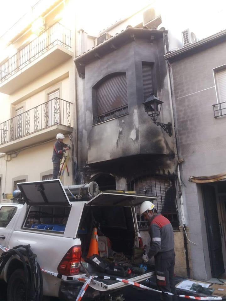 Atacan la casa del alcalde de Navas de San Juan con un contenedor en llamas Atacan la casa del alcalde de Navas de San Juan con un contenedor en llamas