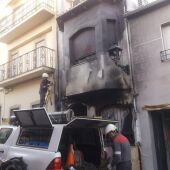 Atacan la casa del alcalde de Navas de San Juan con un contenedor en llamas