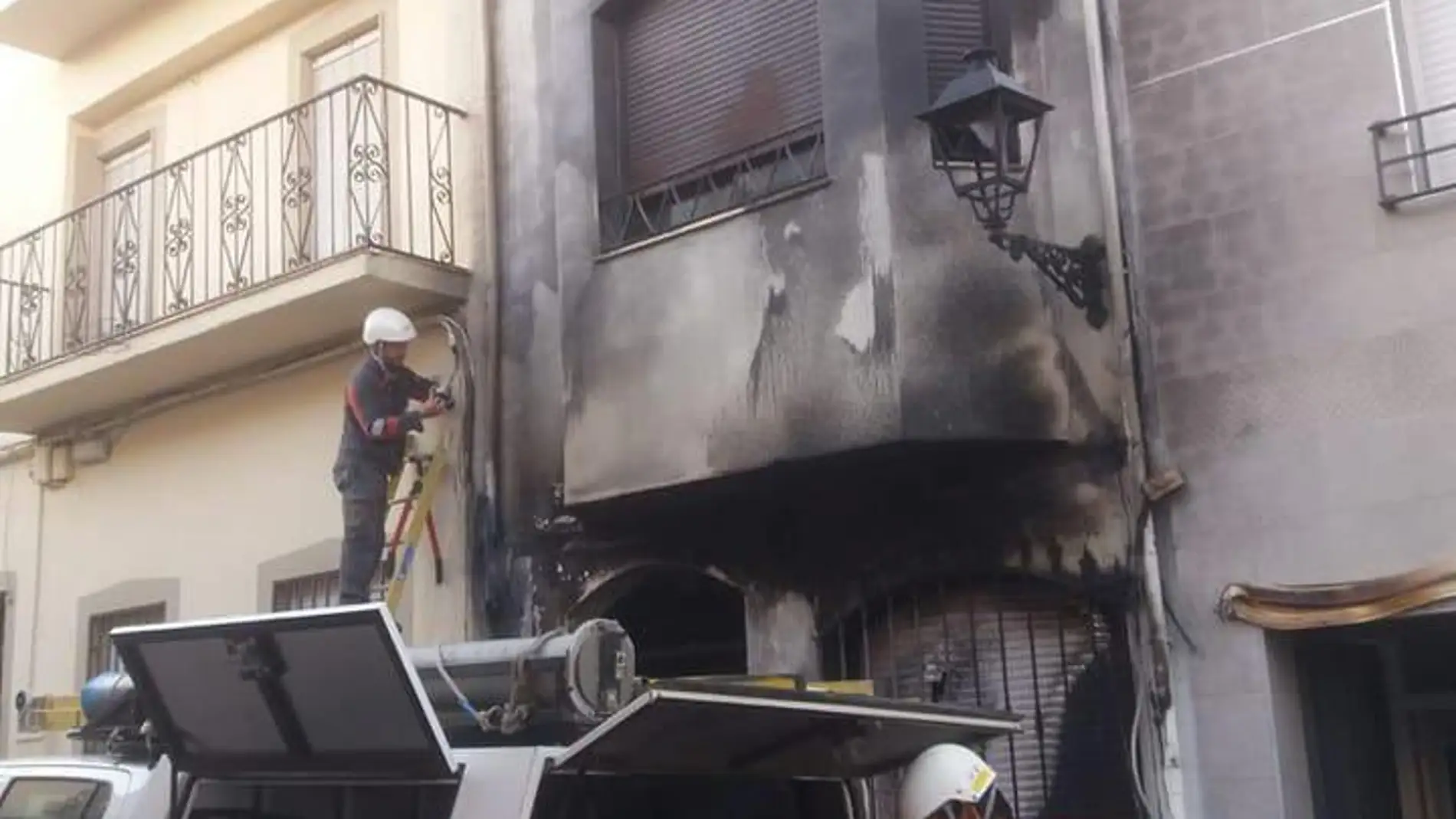 Atacan la casa del alcalde de Navas de San Juan con un contenedor en llamas