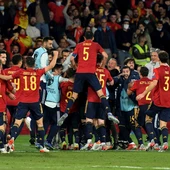 Los jugadores de la selección española de fútbol celebran tras marcar ante Suecia, durante el partido de la fase de clasificación del Mundial de Catar 2022 disputado este domingo en el estadio de La Cartuja, en Sevilla Los jugadores de la selección española de fútbol celebran tras marcar ante Suecia, durante el partido de la fase de clasificación del Mundial de Catar 2022 disputado este domingo en el estadio de La Cartuja, en Sevilla