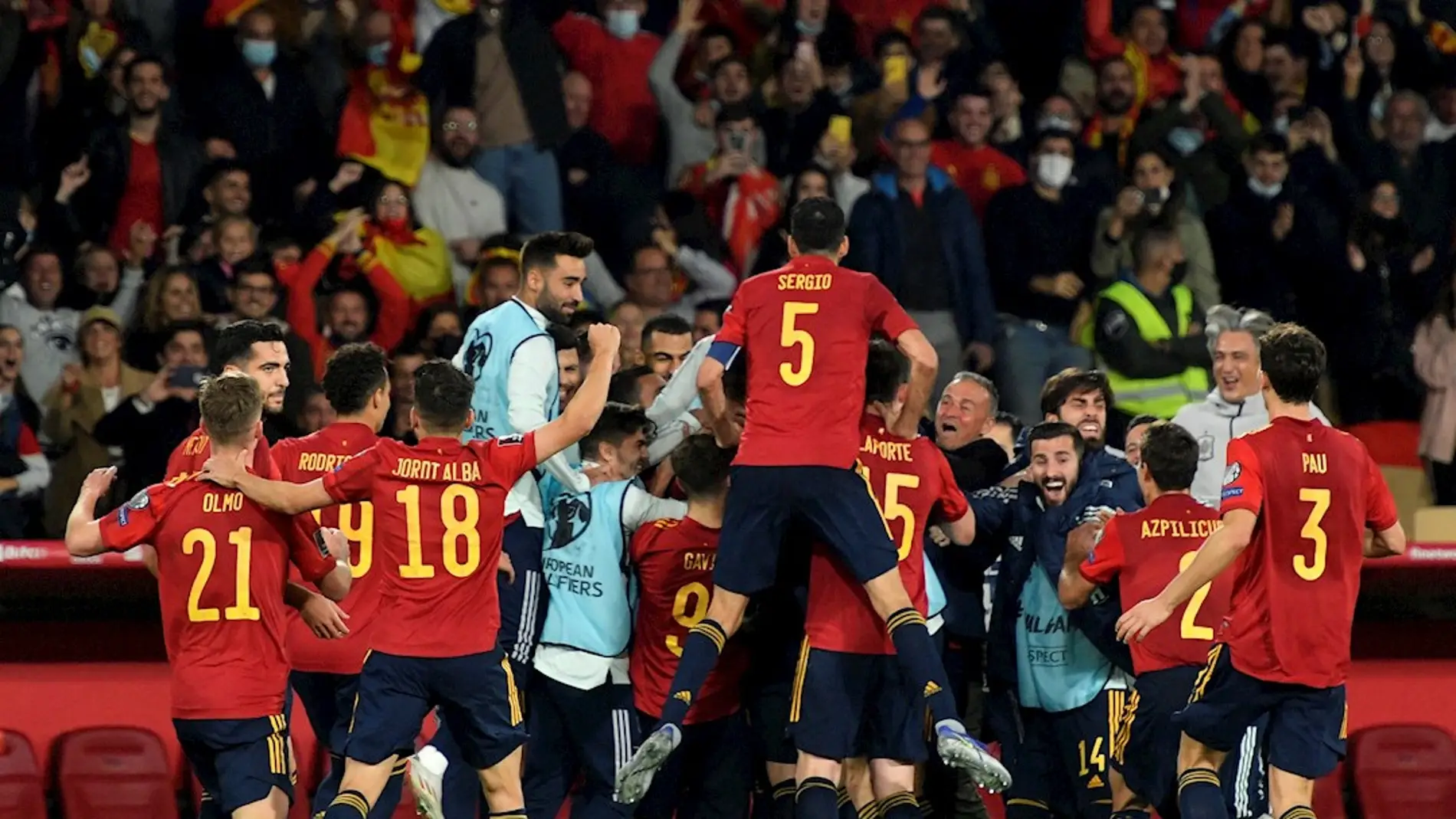 Los jugadores de la selección española de fútbol celebran tras marcar ante Suecia, durante el partido de la fase de clasificación del Mundial de Catar 2022 disputado este domingo en el estadio de La Cartuja, en Sevilla