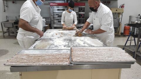 Ferm&iacute;n y dos empleados de Sobrina de las Trejas dan forma a los alfajores