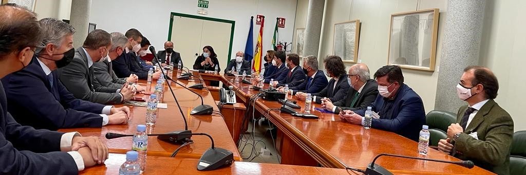 La consejería de Agricultura firma un convenio con entidades financieras para dar estabilidad presupuestaria al sector La consejería de Agricultura firma un convenio con entidades financieras para dar estabilidad presupuestaria al sector