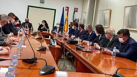 La consejería de Agricultura firma un convenio con entidades financieras para dar estabilidad presupuestaria al sector Juntaex
