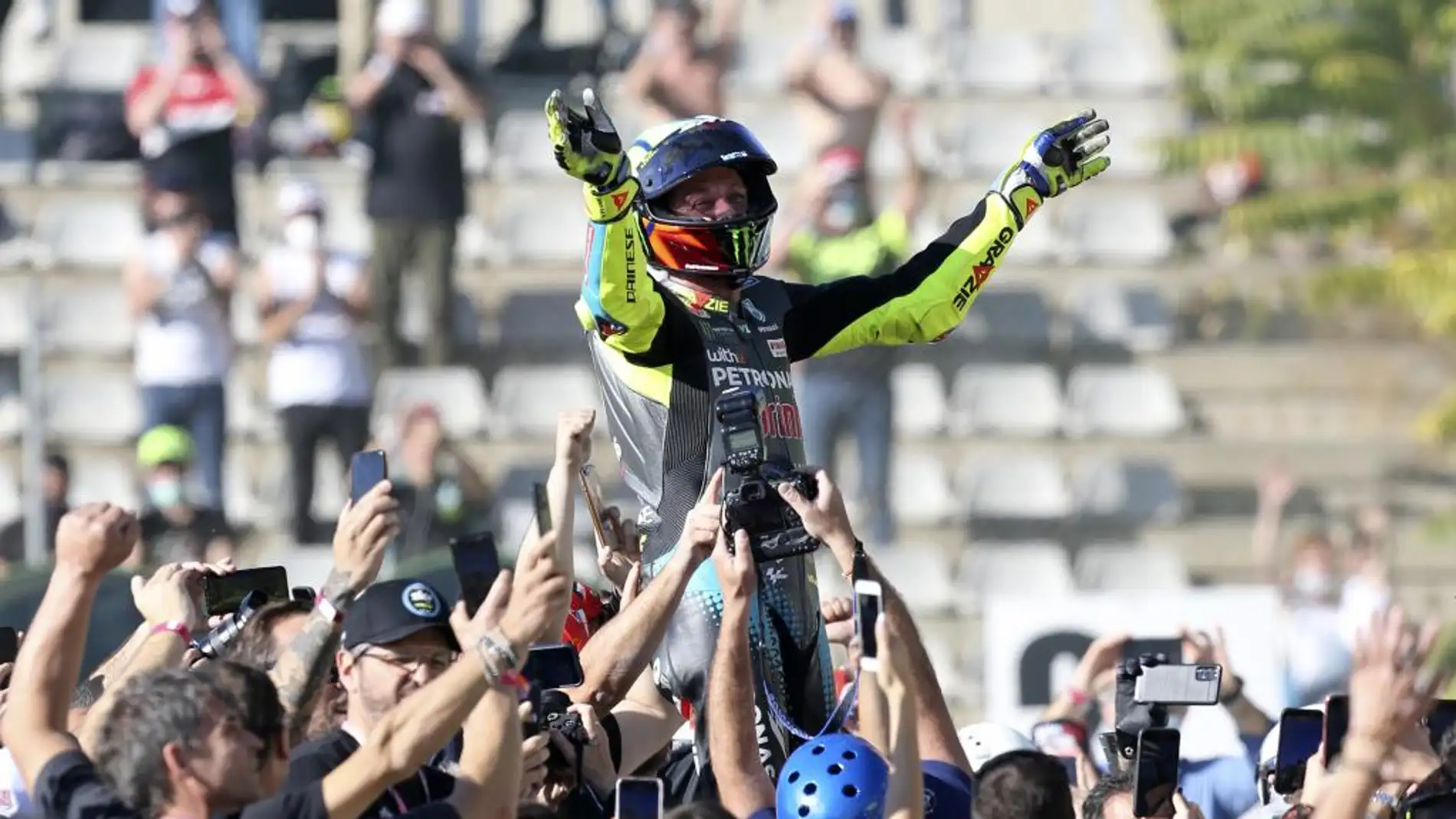 Valentino Rossi recibe en Valencia el premio Leyenda de MotoGP
