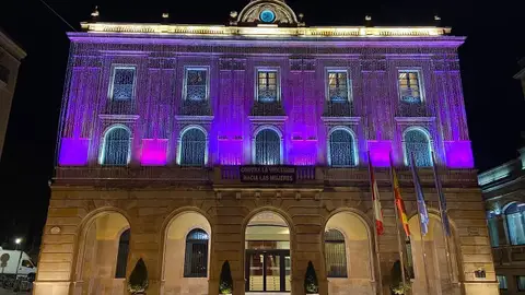 El Ayuntamiento de Gijón se ilumina contra la violencia de género El Ayuntamiento de Gijón se ilumina contra la violencia de género