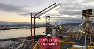 Activistas de Greenpeace llevan sus protestas a Reganosa Activistas de Greenpeace llevan sus protestas a Reganosa