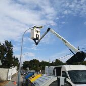 Instalación de las nuevas luminarias en Chiclana
