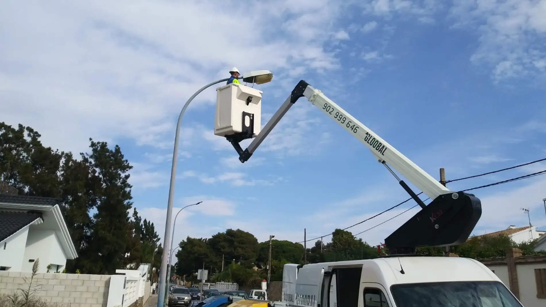 Instalación de las nuevas luminarias en Chiclana
