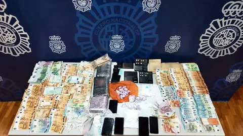 Efectos incautados por la Policía Nacional en la operación antidroga desarrollada en Elche. Efectos incautados por la Policía Nacional en la operación antidroga desarrollada en Elche.
