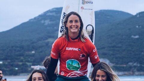 Leticia Canales, surfing. Ganadora de la Invernal de Laredo